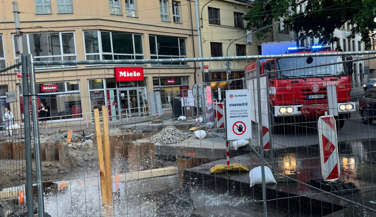 Ve stavebním výkopu prasklo potrubí. Tryskající voda vytopila ulici Na Sadech
