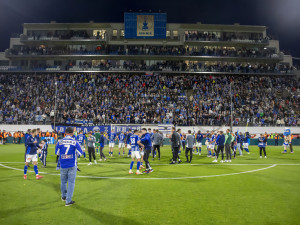 VIDEO: Vytoužená trofej a evropské soutěže. Sigma slavila až do rána, nechyběla jízda na traktoru