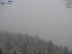 V Jeseníkách sněží, teploty mohou jít k nule. Silničáři vyzývají řidiče k opatrnosti