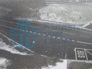 V Jeseníkách sněží, teploty mohou jít k nule. Silničáři vyzývají řidiče k opatrnosti