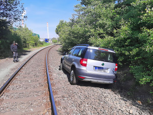 Hasiči v Přerově tahali auto ze železnice. Senior chtěl vyzrát na kolony ve městě