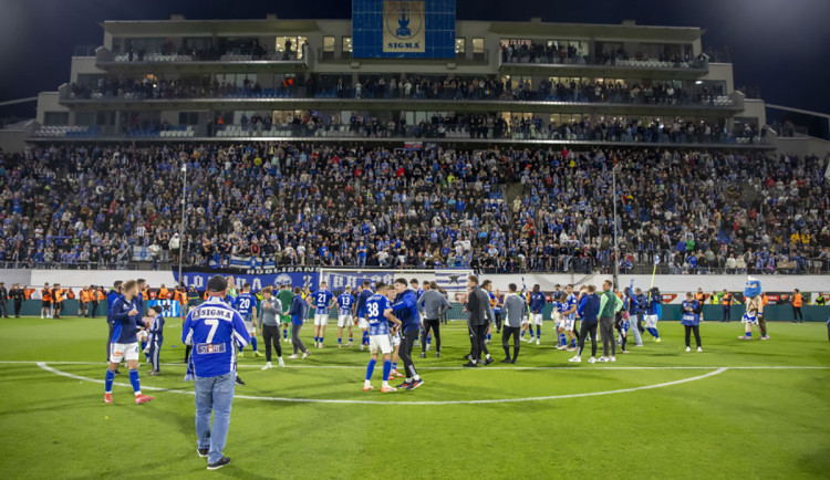 Vytoužená trofej a evropské soutěže. Fotbalová Sigma slavila až do rána, nechyběla jízda na traktoru