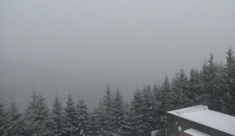 V Jeseníkách sněží, teploty mohou jít k nule. Silničáři vyzývají řidiče k opatrnosti