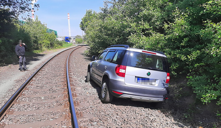 Hasiči v Přerově tahali auto ze železnice. Senior chtěl vyzrát na kolony ve městě