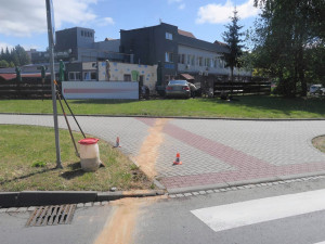 Senior se dostal do potíží na rondelu v Šumperku. S autem naboural do plotu restaurace