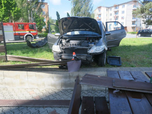 Senior se dostal do potíží na rondelu v Šumperku. S autem naboural do plotu restaurace