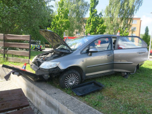 Senior se dostal do potíží na rondelu v Šumperku. S autem naboural do plotu restaurace