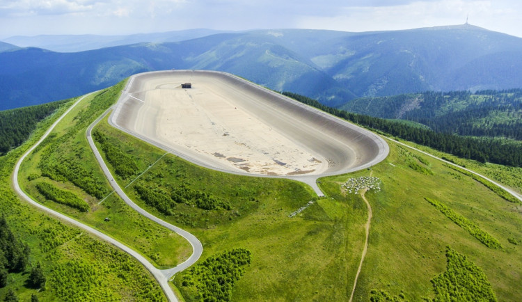 Vypuštěná horní nádrž přečerpávací vodní elektrárny Dlouhé stráně