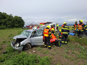 Těžká nehoda u Štěpánova: při střetu dvou aut se zranilo pět dětí a dva dospělí