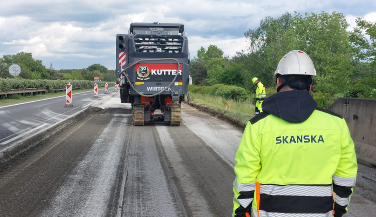 Řidiči na D11 nabírají ve směru na Hradec Králové skluz a budou do prázdnin