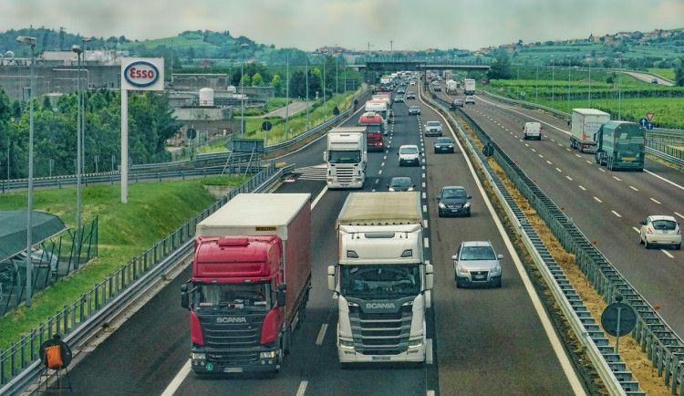 Dálniční známka skoro za 40 tisíc. Žena z Jesenicka naletěla falešným prodejcům