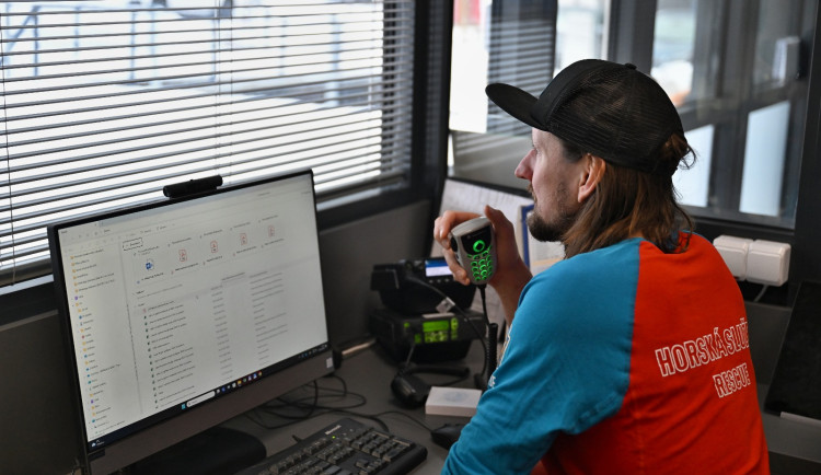 Krkonoše v květnu překvapil sníh: Záchranářům i turistům komplikují život závěje