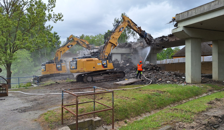 VIDEO: Most v Habrech je minulostí. Podívejte se na jeho demolici