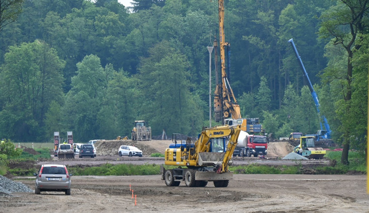 V Častolovicích se koplo do země, vyrůstá tady skoro čtyři kilometry dlouhý obchvat