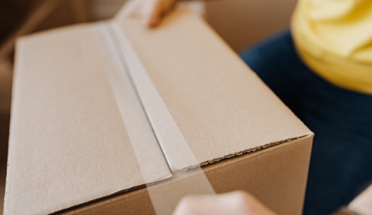 Podvodníci v Brně objednávají drahé zboží na cizí adresy, s balíky utíkají bez placení