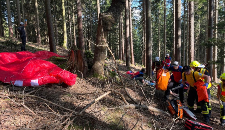 Paraglidista havaroval hned při startu. Narazil do stromu a způsobil si zranění
