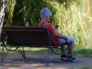 Myslela, že jí o půjčení peněz píše kamarádka. Seniorka z Jesenicka přišla o desetitisíce