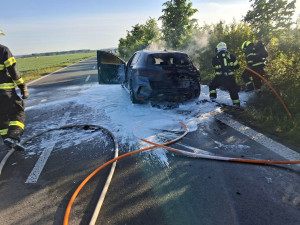Technická závada skoro za milion. Auto u Dubu nad Moravou kompletně hořelo