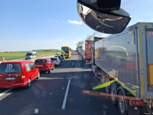 Technická závada skoro za milion. Auto u Dubu nad Moravou kompletně hořelo