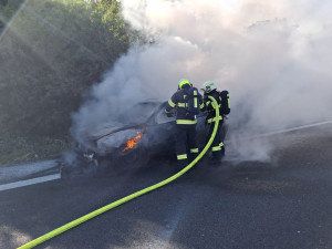 Technická závada skoro za milion. Auto u Dubu nad Moravou kompletně hořelo