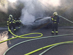 Technická závada skoro za milion. Auto u Dubu nad Moravou kompletně hořelo