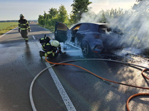 Technická závada skoro za milion. Auto u Dubu nad Moravou kompletně hořelo