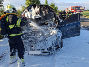 Technická závada skoro za milion. Auto u Dubu nad Moravou kompletně hořelo