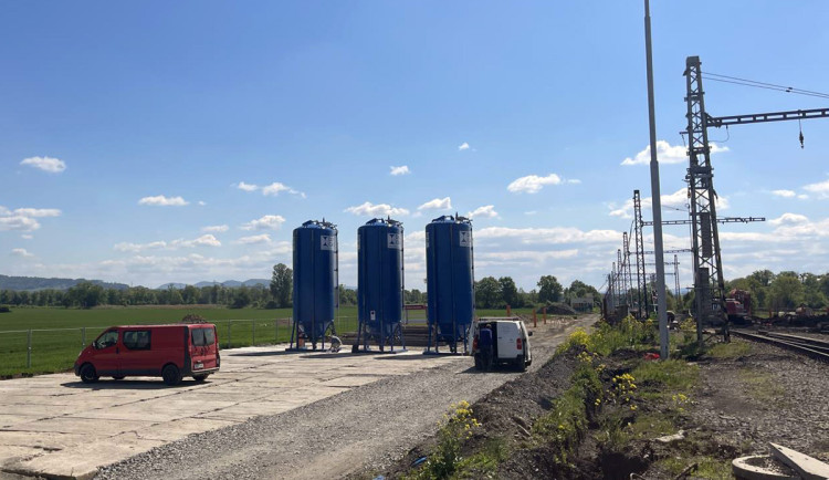Odborná firma instalovala v oblasti havárie tři obrovské uhlíkové filtry na kontaminovanou vodu