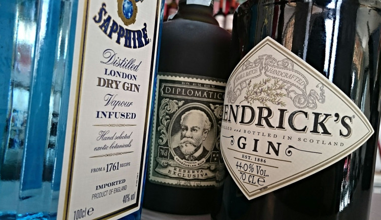 Muž z Brna vypil v obchodě půl lahve rumu a ustlal si mezi regály