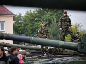 VIDEO: Tankový prapor z Přáslavic slaví 30 let. Výročí připomíná i akční a dojemný klip
