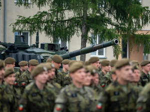 VIDEO: Tankový prapor z Přáslavic slaví 30 let. Výročí připomíná i akční a dojemný klip