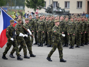 VIDEO: Tankový prapor z Přáslavic slaví 30 let. Výročí připomíná i akční a dojemný klip