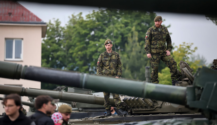 Tankový prapor Přáslavice slaví 30 let. Výročí připomíná i akční a dojemný klip