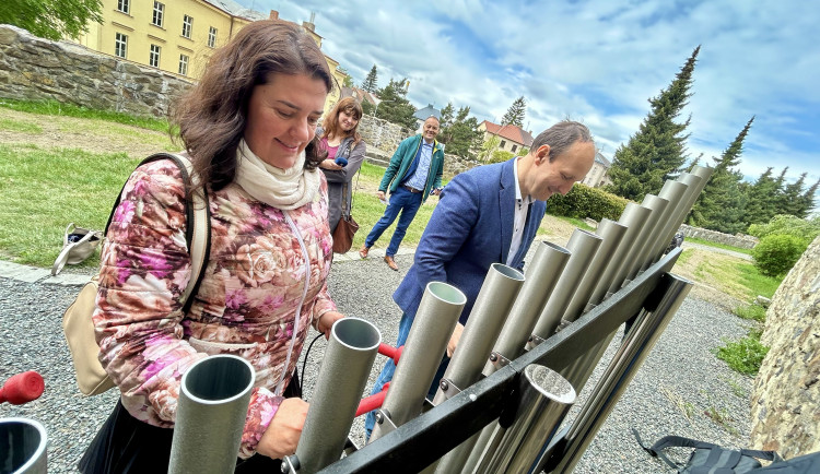 VIDEO: Na hradbách v Jihlavě jsou hudební prvky. Sluchátko, zvonkohra a xylofon