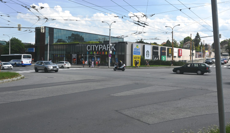 Vandal v Jihlavě rozbil sklo na fasádě Cityparku. Teď ho hledá policie