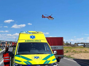 Přes dvacet zraněných po srážce osobního auta a autobusu na Olomoucku. Řidič byl notně opilý
