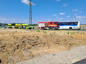 Přes dvacet zraněných po srážce osobního auta a autobusu na Olomoucku. Řidič byl notně opilý