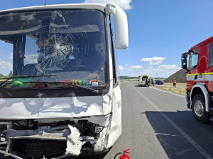 Přes dvacet zraněných po srážce osobního auta a autobusu na Olomoucku. Řidič byl notně opilý