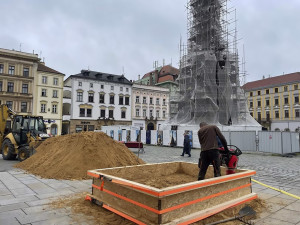 Nejsvětější Trojice z písku: v centru Olomouce vzniká sousoší z vrcholu ikonické památky