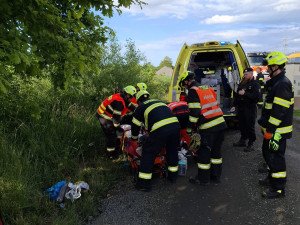 Na Přerovsku vlak srazil člověka. Zraněného vyprostili hasiči, letěl pro něho vrtulník
