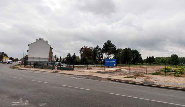 Nad Lidlem v Litovli visí otazník. Připravený pozemek řetězec nabízí k pronájmu