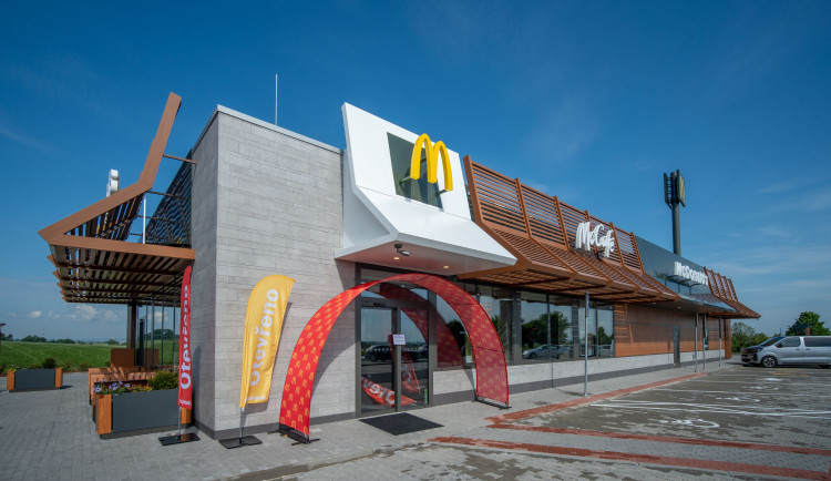 Jubilejní 130. restaurace McDonald's u Mořic je komfortní zastávkou na D1