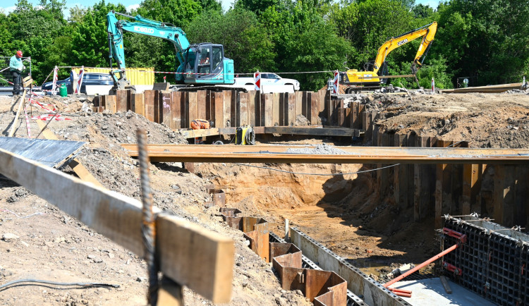 Stavaři na hradecké Miletě jedou naplno, deadline dokončení by měli stihnout