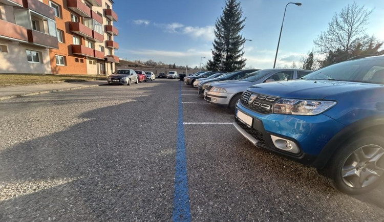 POLITICKÁ KORIDA: Dva roky od nové parkovací koncepce. Jak ji hodnotí zastupitelé?