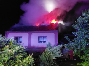 Noční požár domu na Šumpersku: škoda překročí milion korun