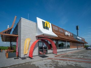Jubilejní 130. restaurace McDonald's u Mořic je komfortní zastávkou na D1
