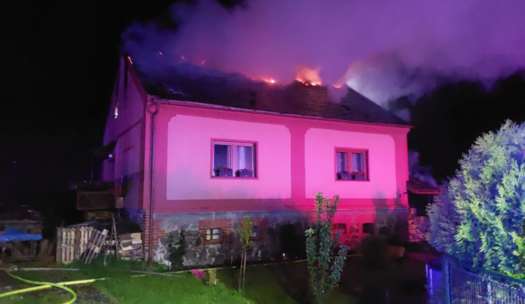 Noční požár domu na Šumpersku: škoda překročí milion korun