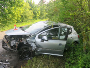 Osmnáctiletá řidička nezvládla na Šumpersku zatáčku a smetla protijedoucí auto. Je zraněná