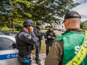 VIDEO: Extrémní soutěžní prověrka. Policejní hlídka z Olomouce zazářila na prestižní Rallye Rejvíz