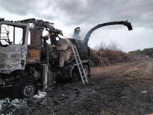 Na poli u Smržic shořel drahý zemědělský stroj. Škoda bude přes pět milionů korun